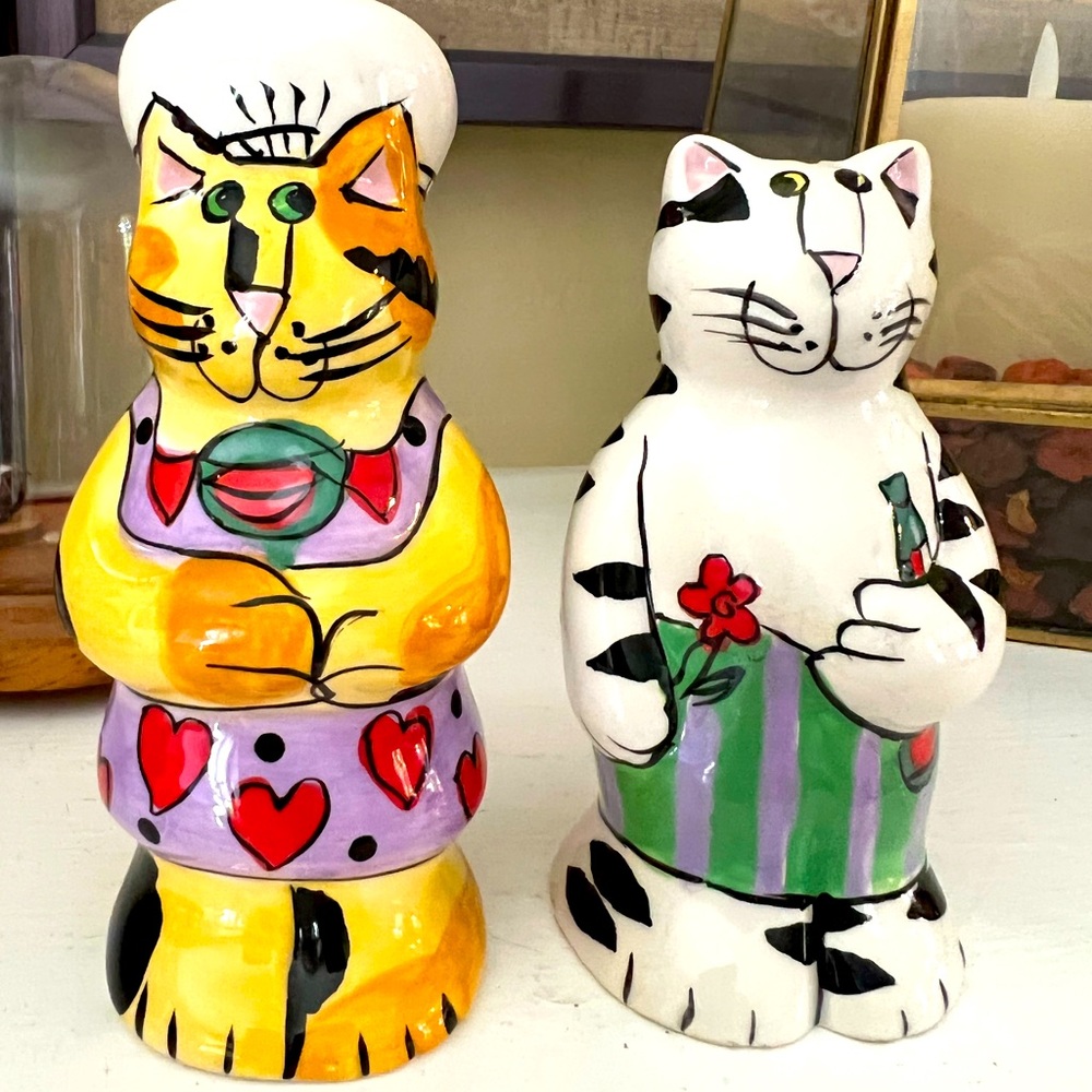 Two kitty Chef s/p shakers